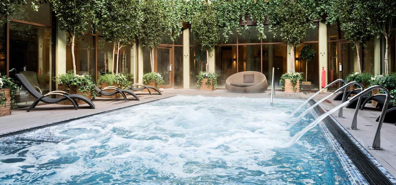 The outdoor spa pool at Aqua Sana Elveden Forest 