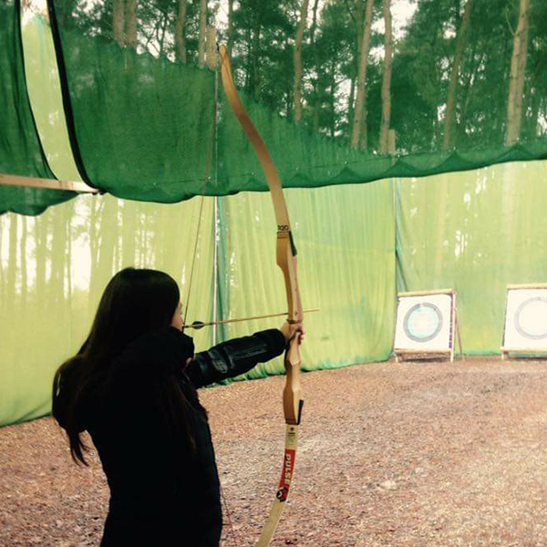 amy-harrison-aiming-with-bow-and-arrow-at-target