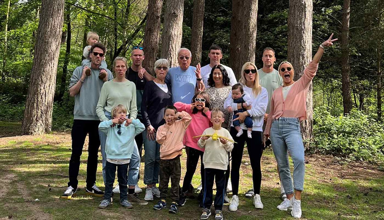 Extended family photo in the forest 